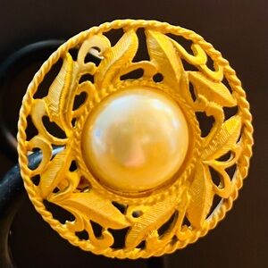 Vintage large round matte gold & faux mabe pearl clip on earrings-classic!